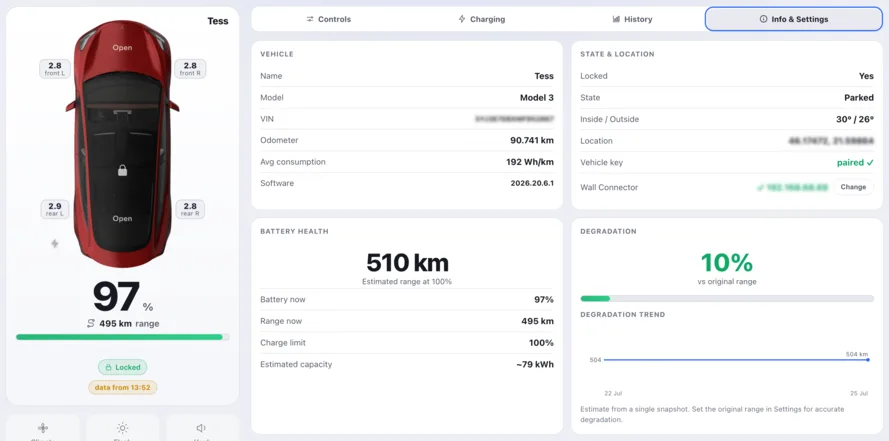 Info and settings view with battery health, degradation trend and vehicle details.